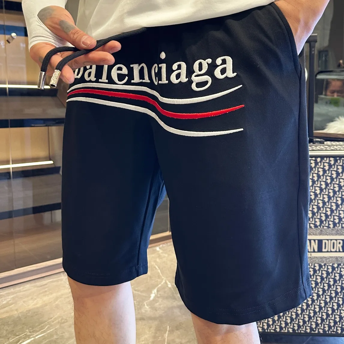 Balenciaga's three-standard complete 2026 summer New Arrival men's casual shorts, advanced custom-made Breathable fabric, Breathable fabric, extremely stretchy and comfortable, impeccable details, top-grade accessories, original logo design concept, delicate and soft feel! The upper body fit is awesome! Size: M-XXXL Please state your height and weight when ordering